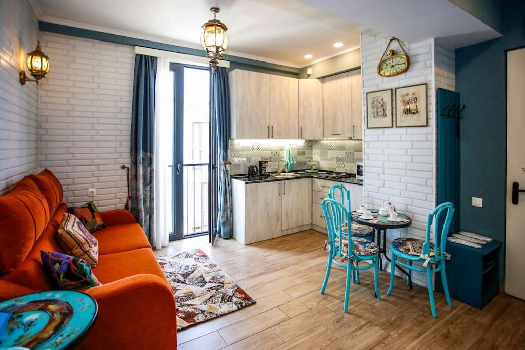 Tbilisi Center, Nino'S Art Apartment Экстерьер фото